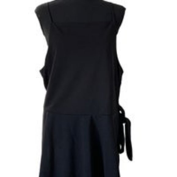 Boohoo Plus Crepe Tie Front Asymmetric Top - Picture 5 of 7